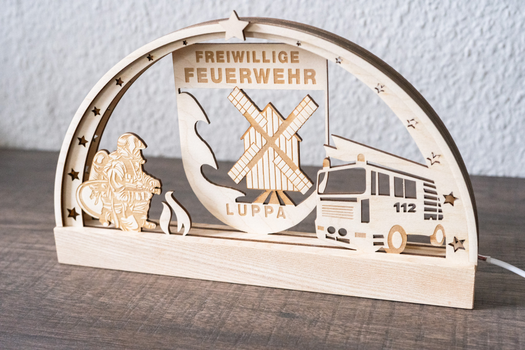Individueller Schwibbogen komplett aus Holz nach Kundenwunsch – mit eigenem Motiv & Text